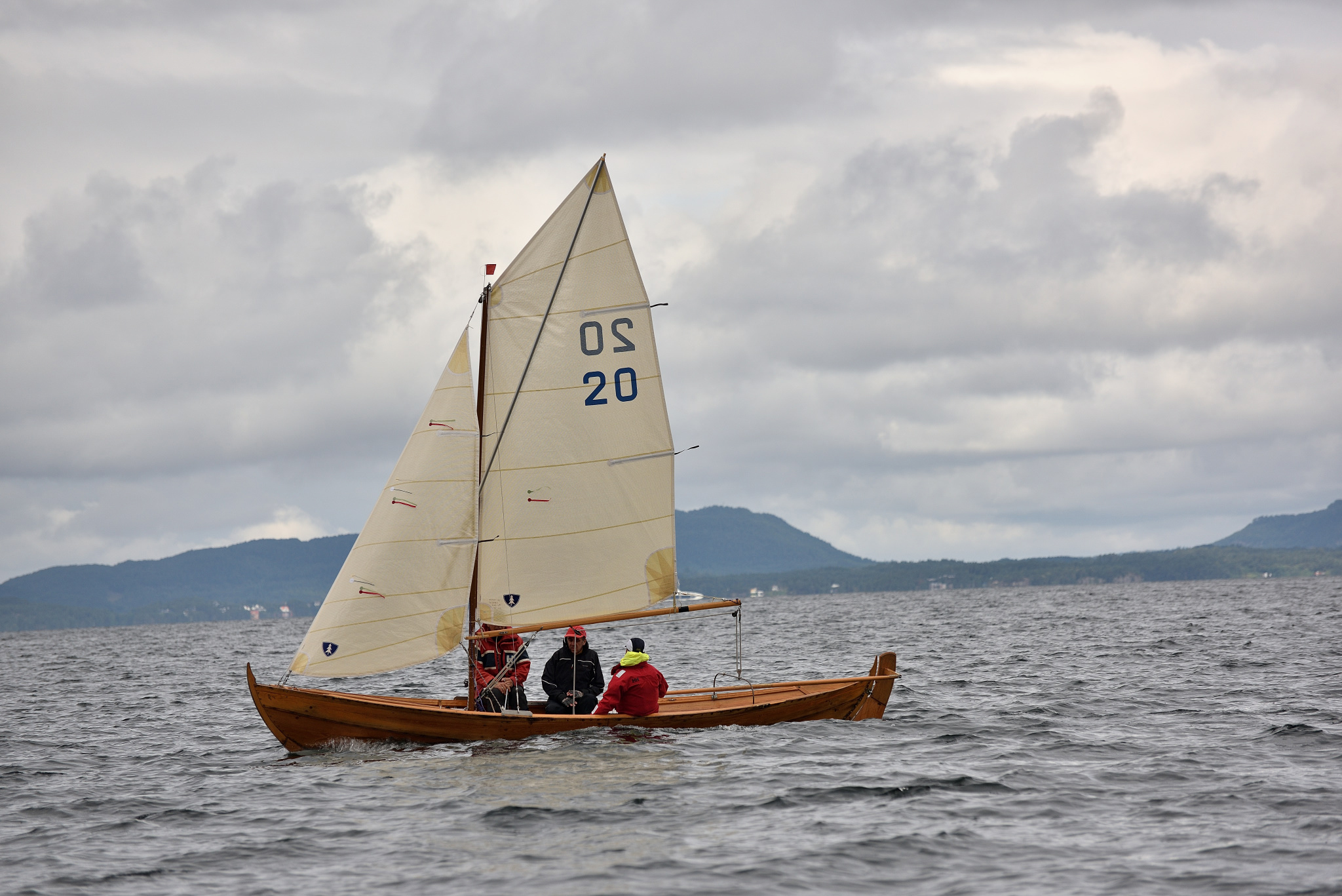 Trebåt under seil på slør