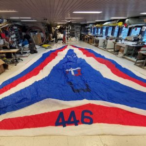 Spinnaker på seilloft i fargene rød hvit og blå.